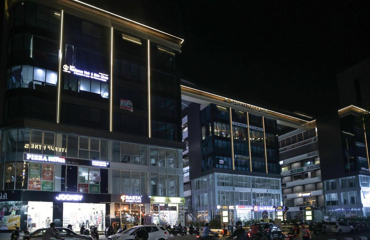 Hotel The Parker Inn By Kbnt Group Surat Dış mekan fotoğraf