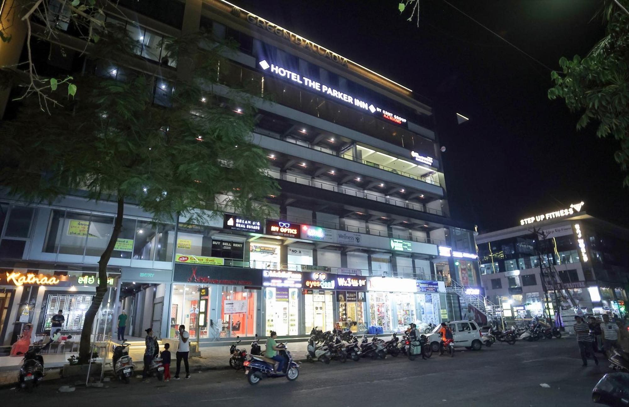 Hotel The Parker Inn By Kbnt Group Surat Dış mekan fotoğraf