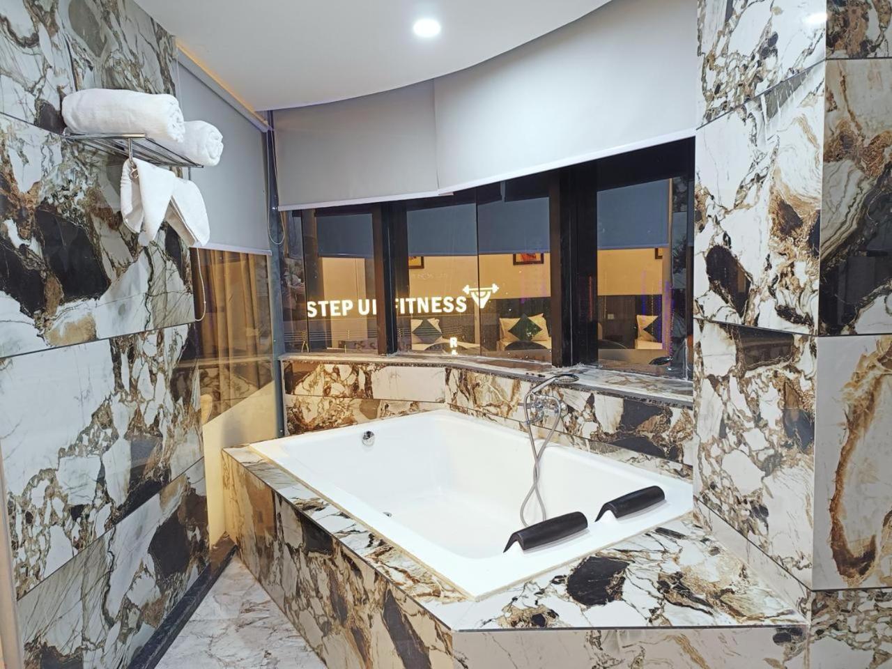 Hotel The Parker Inn By Kbnt Group Surat Dış mekan fotoğraf