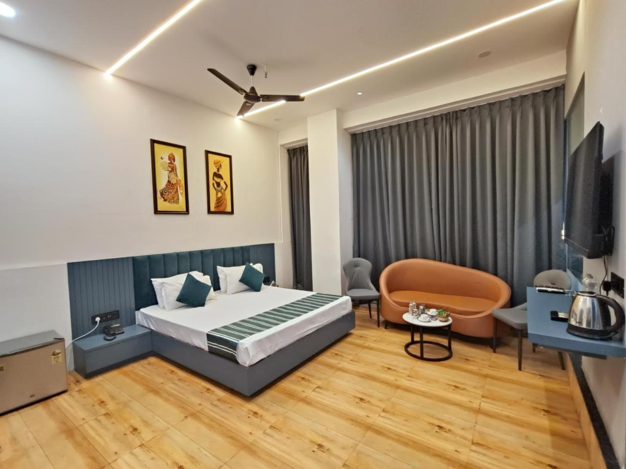 Hotel The Parker Inn By Kbnt Group Surat Dış mekan fotoğraf