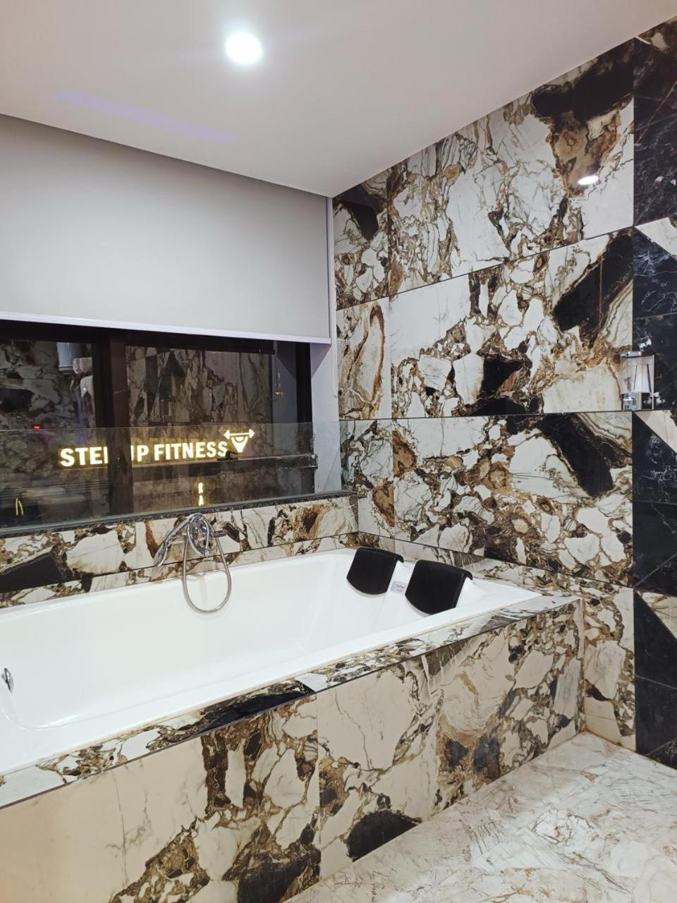 Hotel The Parker Inn By Kbnt Group Surat Dış mekan fotoğraf