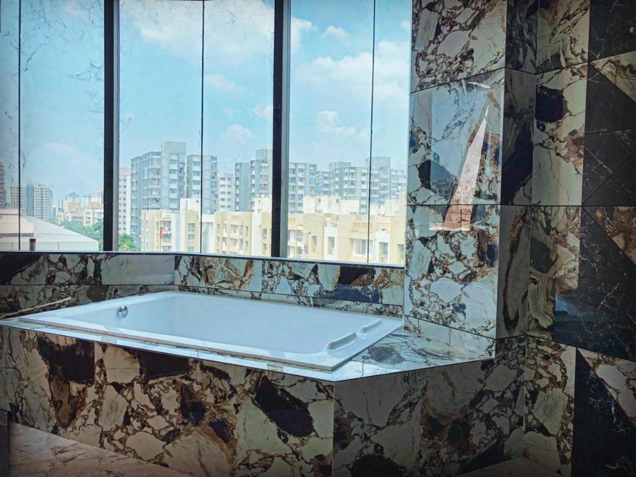 Hotel The Parker Inn By Kbnt Group Surat Dış mekan fotoğraf